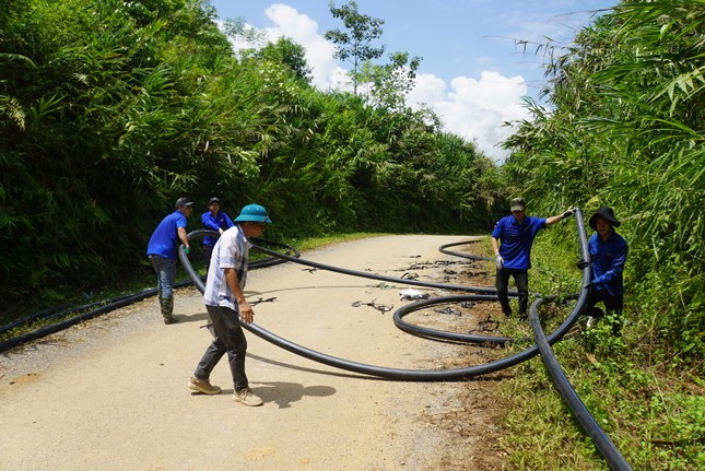 Đoàn viên thanh niên kéo nước về nơi ở mới của người dân Làng Nủ ảnh 7