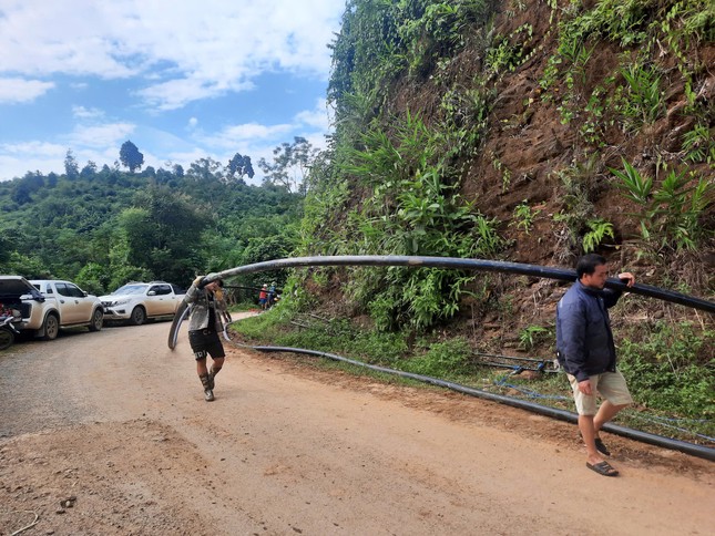 Đoàn viên thanh niên kéo nước về nơi ở mới của người dân Làng Nủ ảnh 9