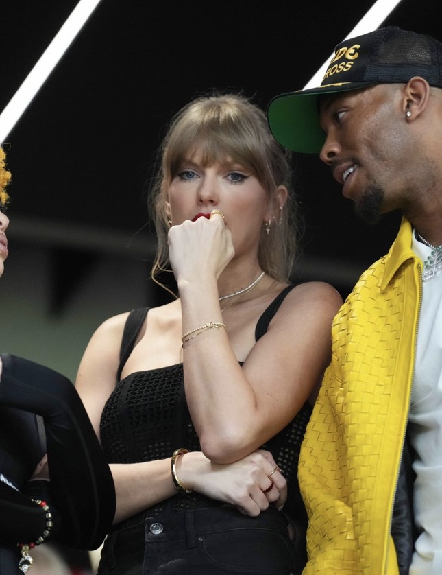 1001 "fan girl" expressions of Taylor Swift when watching her boyfriend play at the Super Bowl photo 4