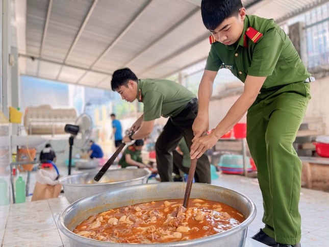 Đoàn viên thanh niên san sẻ yêu thương, tiếp sức qua những bữa cơm nghĩa tình ảnh 2