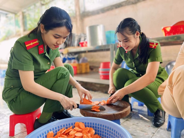 Đoàn viên thanh niên san sẻ yêu thương, tiếp sức qua những bữa cơm nghĩa tình ảnh 1