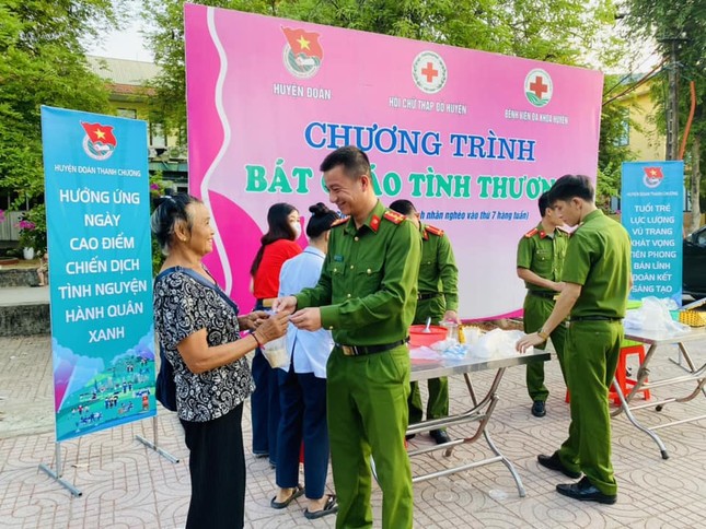 Đoàn viên thanh niên san sẻ yêu thương, tiếp sức qua những bữa cơm nghĩa tình ảnh 8