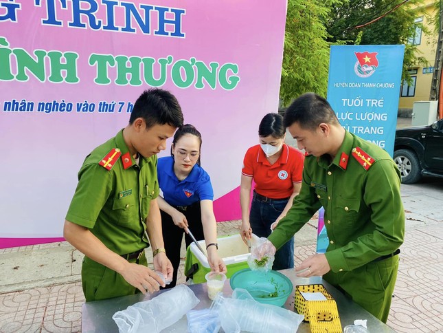 Đoàn viên thanh niên san sẻ yêu thương, tiếp sức qua những bữa cơm nghĩa tình ảnh 6