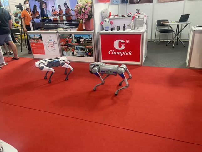 Robot chó của Việt Nam 'khuấy động' Hội chợ Thương mại Quốc tế ảnh 1