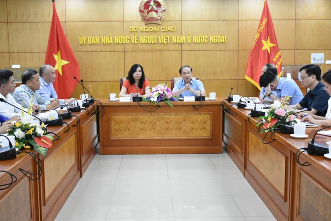Tăng cường phối hợp công tác đối với người Việt Nam ở nước ngoài ảnh 1