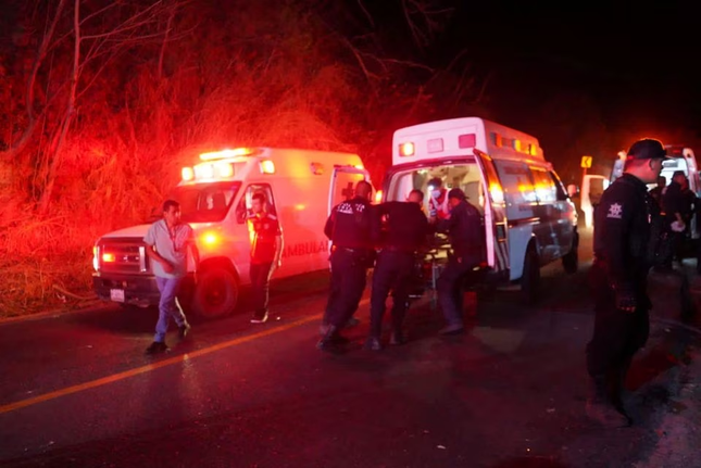 Mexico: Xe buýt lao xuống vách núi, 18 người thiệt mạng ảnh 1