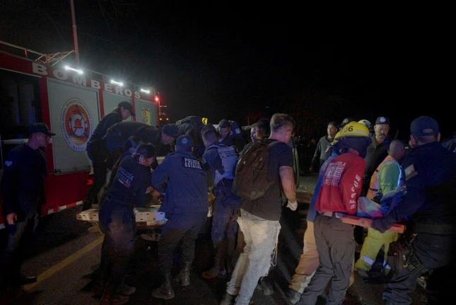 Mexico: Xe buýt lao xuống vách núi, 18 người thiệt mạng ảnh 2