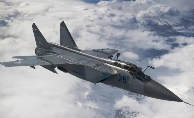 Tiêm kích MiG-31 Nga chặn máy bay không người lái Mỹ trên Biển Đen- Ảnh 1.