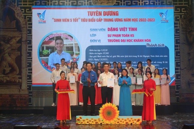 Khánh Hòa tuyên dương Sinh viên 5 tốt, bùng nổ vũ điệu học đường ảnh 2