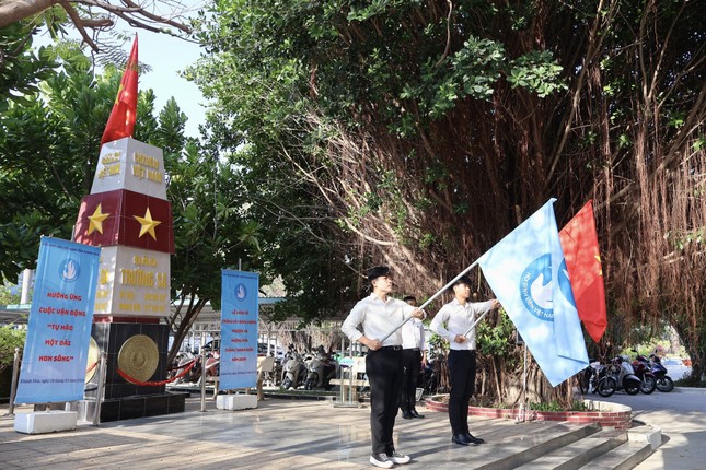 Bạn trẻ Khánh Hòa xúc động chào cờ bên mô hình cột mốc Trường Sa ảnh 1