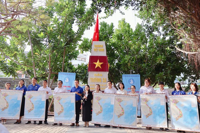 Bạn trẻ Khánh Hòa xúc động chào cờ bên mô hình cột mốc Trường Sa ảnh 2