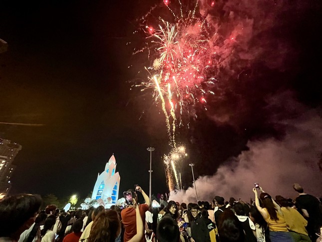 Nha Trang 'mở tiệc' pháo hoa miễn phí hàng tuần ảnh 2