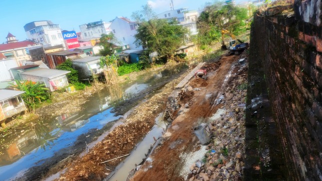 Huế ‘cứu’ kè đá cổ dưới chân Kinh thành ảnh 4