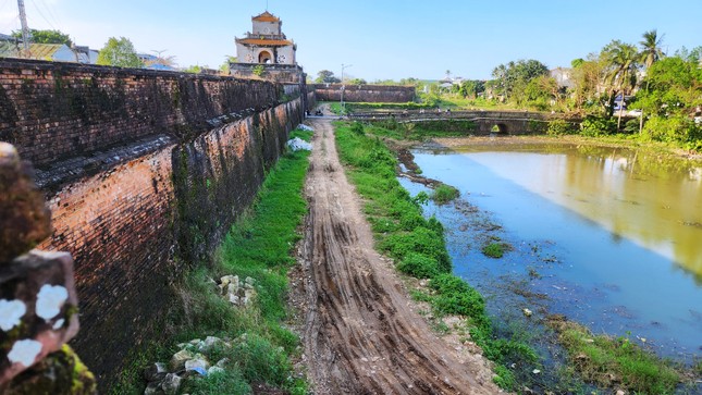 Huế ‘cứu’ kè đá cổ dưới chân Kinh thành ảnh 1