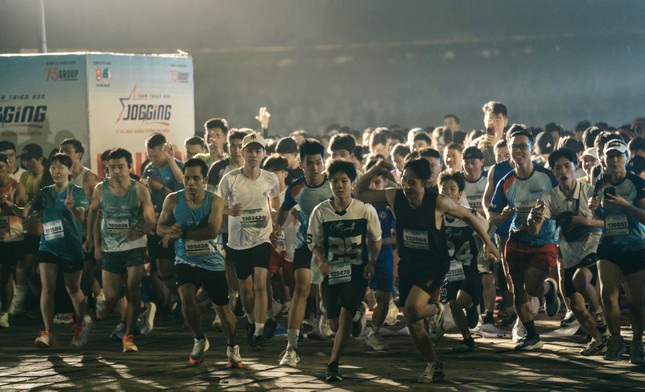 Hơn 5.500 người hào hứng chạy cùng ‘ThuaThienHueJogging’ hưởng ứng Tháng Thanh niên ảnh 1