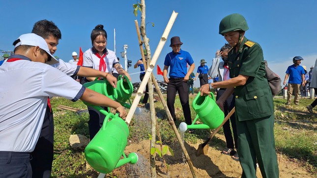 Hưởng ứng mô hình Đoạn đường sắt ông cháu cùng chăm ảnh 1