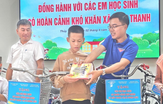 Học sinh nghèo bất ngờ nhận nhiều phần quà, xe đạp trong ngày lễ Quốc khánh 2/9 ảnh 1