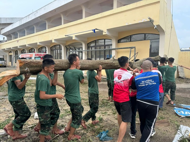 Vừa tới vùng bão lũ phía Bắc, hàng trăm tình nguyện viên từ Huế nhanh chóng giúp khắc phục hậu quả ảnh 3