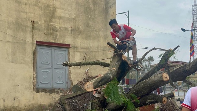 Vừa tới vùng bão lũ phía Bắc, hàng trăm tình nguyện viên từ Huế nhanh chóng giúp khắc phục hậu quả ảnh 4