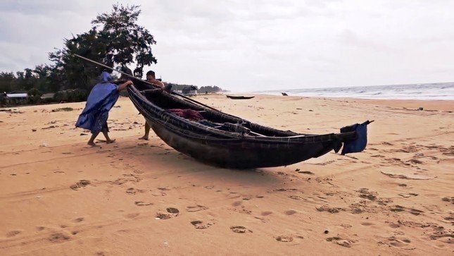 VIDEO: Ngư dân Huế hối hả đưa hàng nghìn ghe, thuyền vào nơi tránh bão ảnh 1