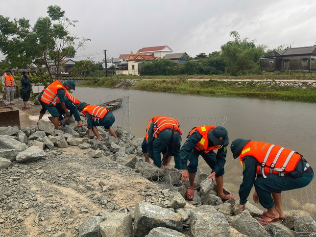 Thừa Thiên-Huế: Quân đội triển khai lực lượng ứng phó bão số 4 ảnh 2