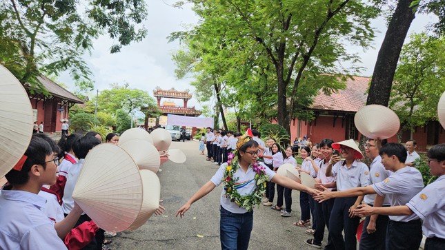 Huế tưng bừng chào đón nhà vô địch Đường lên đỉnh Olympia lần thứ 24 Võ Quang Phú Đức ảnh 3