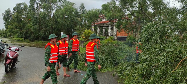 Công an, quân đội giúp dân khắc phục hậu quả bão số 6 Trà Mi ảnh 14