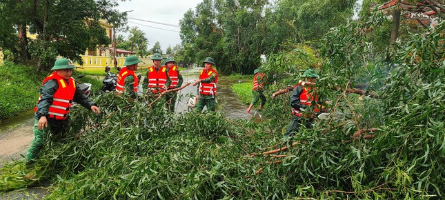 Công an, quân đội giúp dân khắc phục hậu quả bão số 6 Trà Mi ảnh 7