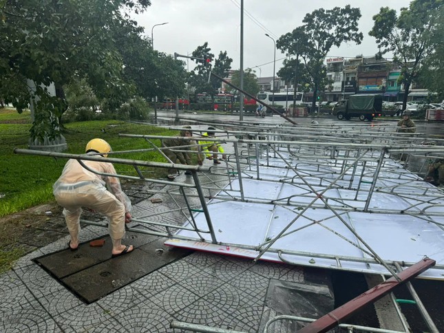 Thừa Thiên-Huế: Gió giật đổ cây xanh, yêu cầu người dân không ra đường ảnh 3