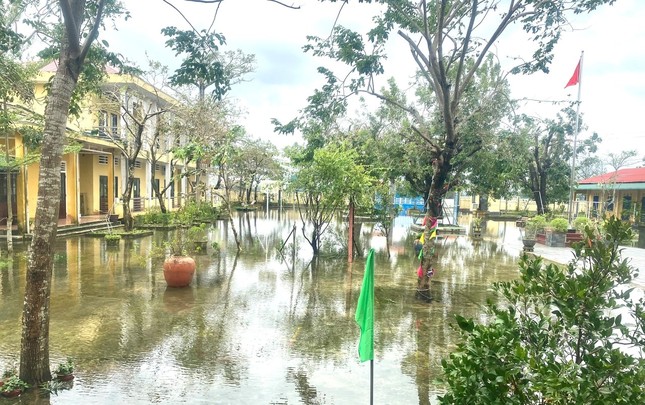 Nhiều vùng còn ngập lụt, hàng nghìn học sinh tại Thừa Thiên-Huế chưa thể đến trường ảnh 6