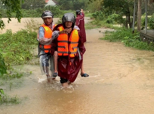 Cảnh báo mưa lớn, gió giật mạnh ở Thừa Thiên-Huế, sơ tán khẩn nhiều hộ dân ảnh 2