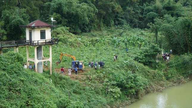 Vụ ô tô rơi xuống sông: Lãnh đạo tỉnh TT-Huế đến hiện trường chỉ đạo tìm kiếm 2 người mất tích ảnh 5