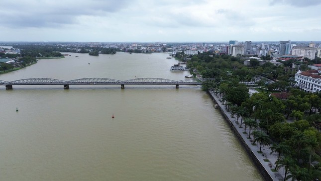 Huế mưa trắng trời, lũ dâng nhanh, người dân dùng thuyền di chuyển ảnh 13