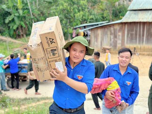 Nghỉ lễ, bạn trẻ xứ Quảng lội suối băng rừng cõng điện, dẫn nước về bản ảnh 17