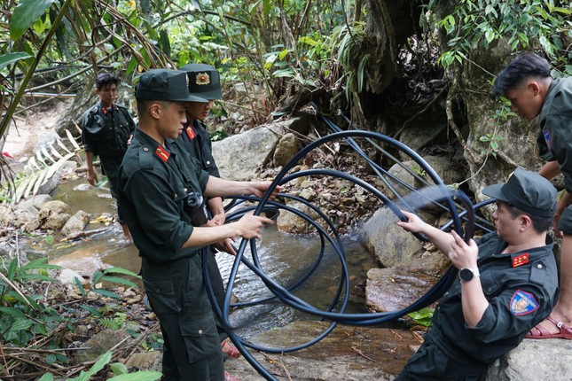 Nghỉ lễ, bạn trẻ xứ Quảng lội suối băng rừng cõng điện, dẫn nước về bản ảnh 5