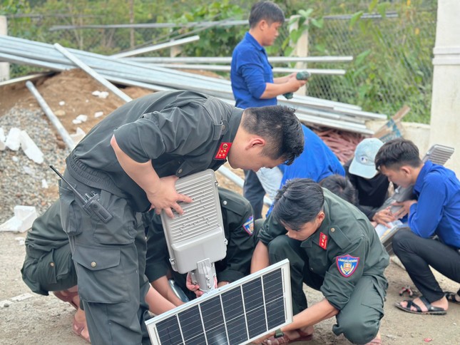 Nghỉ lễ, bạn trẻ xứ Quảng lội suối băng rừng cõng điện, dẫn nước về bản ảnh 7