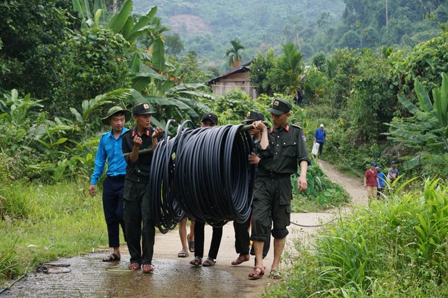 Nghỉ lễ, bạn trẻ xứ Quảng lội suối băng rừng cõng điện, dẫn nước về bản ảnh 4