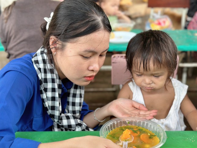 Nghỉ lễ, bạn trẻ xứ Quảng lội suối băng rừng cõng điện, dẫn nước về bản ảnh 11