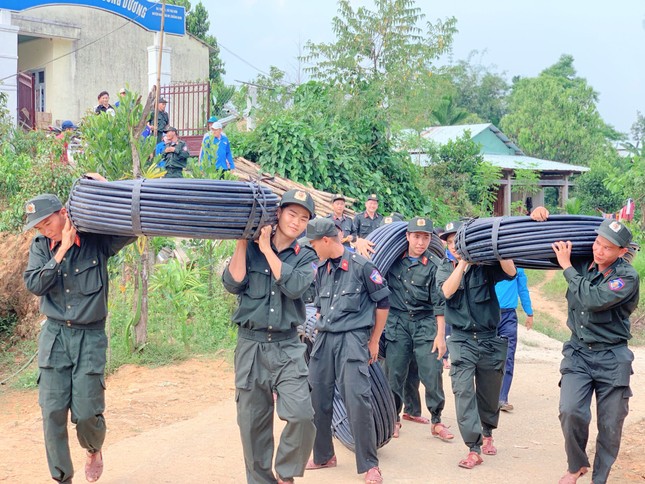 Nghỉ lễ, bạn trẻ xứ Quảng lội suối băng rừng cõng điện, dẫn nước về bản ảnh 6