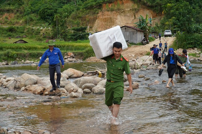 Áo xanh tình nguyện phủ khắp bản làng vùng cao xứ Quảng ảnh 10