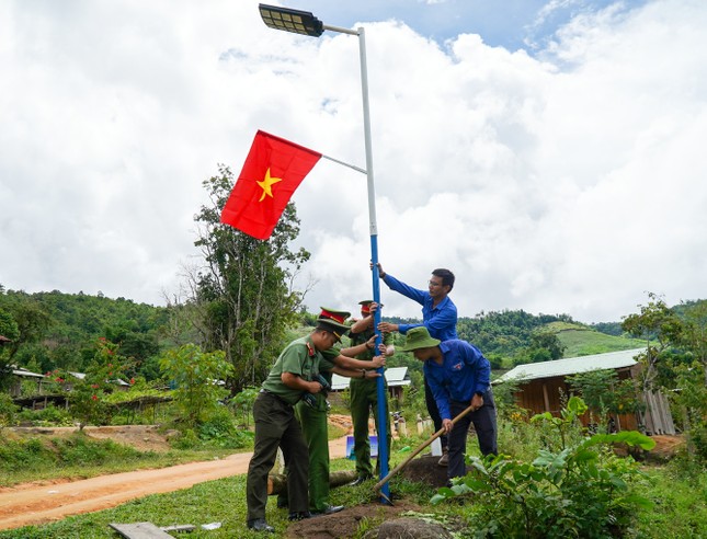 Áo xanh tình nguyện phủ khắp bản làng vùng cao xứ Quảng ảnh 8