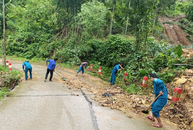 Giúp cô trò điểm trường vùng cao Nam Trà My dọn dẹp trường học sau sạt lở ảnh 6