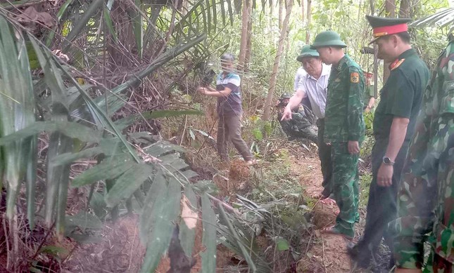 Tận mắt thấy vết nứt lớn trên đồi sát nhà dân, Chủ tịch tỉnh Quảng Nam chỉ đạo 'nóng' ảnh 1