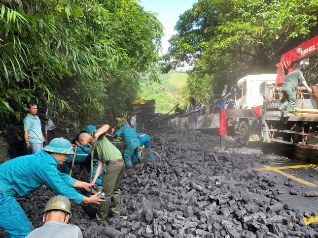 Xe tải tông ta luy, 2 người thương vong ảnh 3