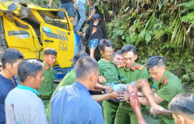 Xe tải tông ta luy, 2 người thương vong ảnh 1