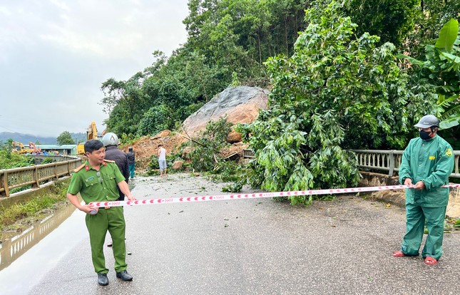 Sạt lở, nhiều tảng đá lớn rơi xuống cầu ở Quảng Nam ảnh 1