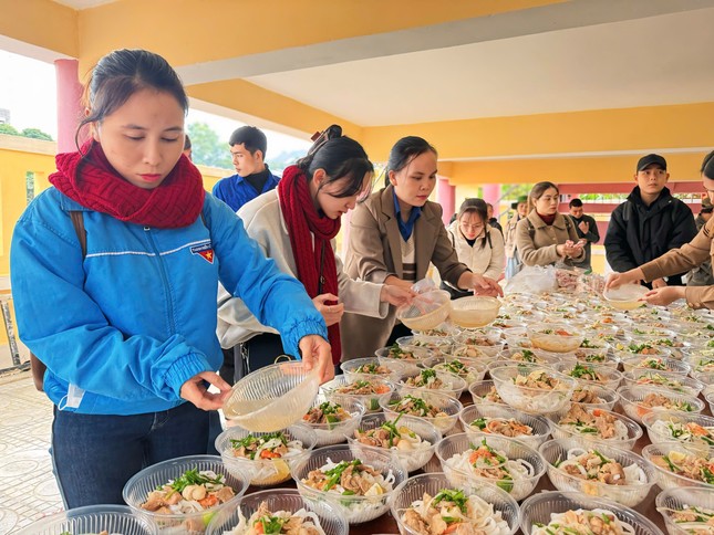 Bạn trẻ tình nguyện đội mưa lên núi cắt tóc, nấu mì, lì xì cho trẻ ảnh 10