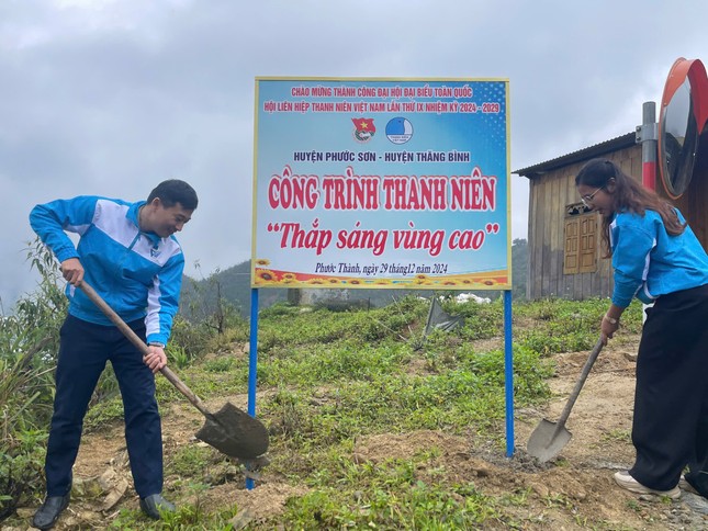 Bạn trẻ tình nguyện đội mưa lên núi cắt tóc, nấu mì, lì xì cho trẻ ảnh 1