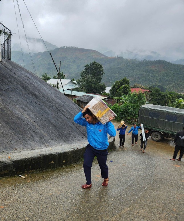 Bạn trẻ tình nguyện đội mưa lên núi cắt tóc, nấu mì, lì xì cho trẻ ảnh 14