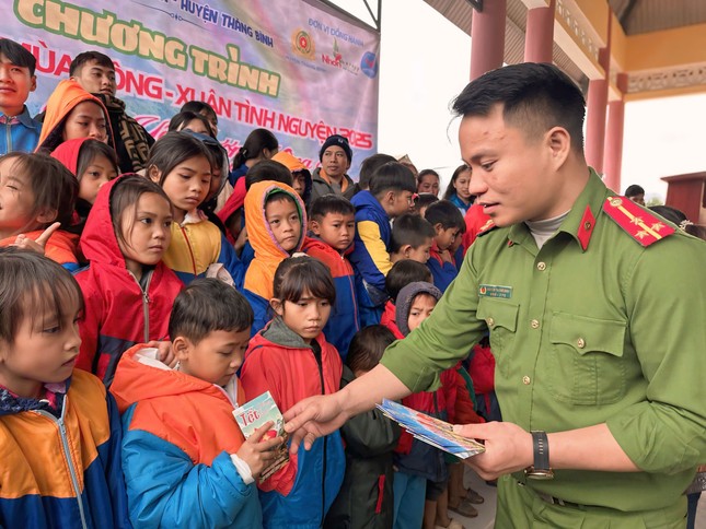 Bạn trẻ tình nguyện đội mưa lên núi cắt tóc, nấu mì, lì xì cho trẻ ảnh 5